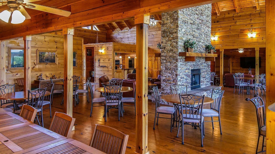 Living area 5, Grandview Experience Lodge, Van Buren