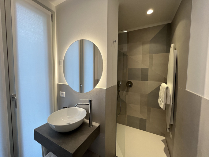 Bathroom 4, Livia, Brescia