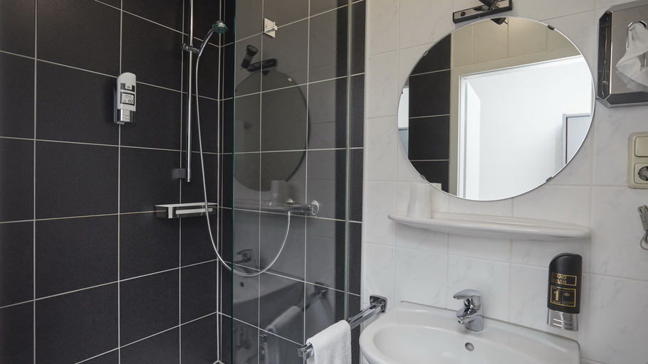 Bathroom, Hotel Schlemmer Victors Restaurant, Westerwaldkreis