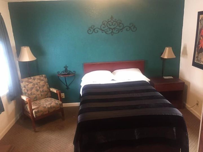 Bedroom 2, Highland Court Motel, Martin