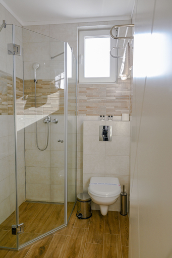 Bathroom 4, Dona, Belgrade