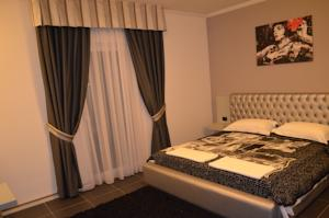 Others 5, Hotel Mustang, Tiranës
