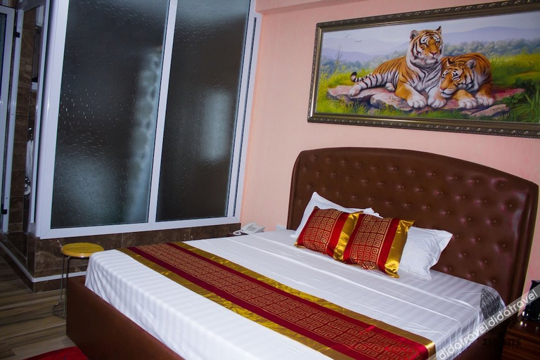 Bedroom 2, Plus 33 Hotel, Tema