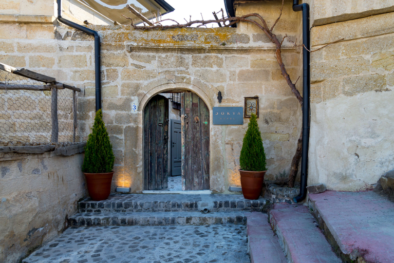 Exterior & Views