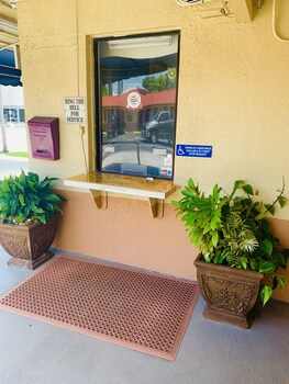 Others 3, Deluxe Inn, Broward