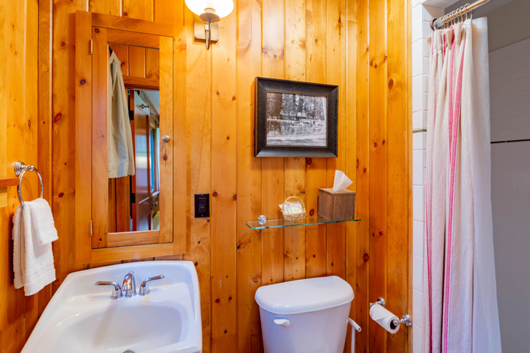 Bathroom 3, Lake Creek Lodge, Jefferson