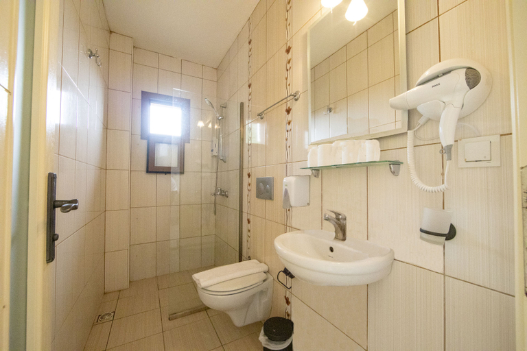 Bathroom 3, Portofino Apartments, Ula