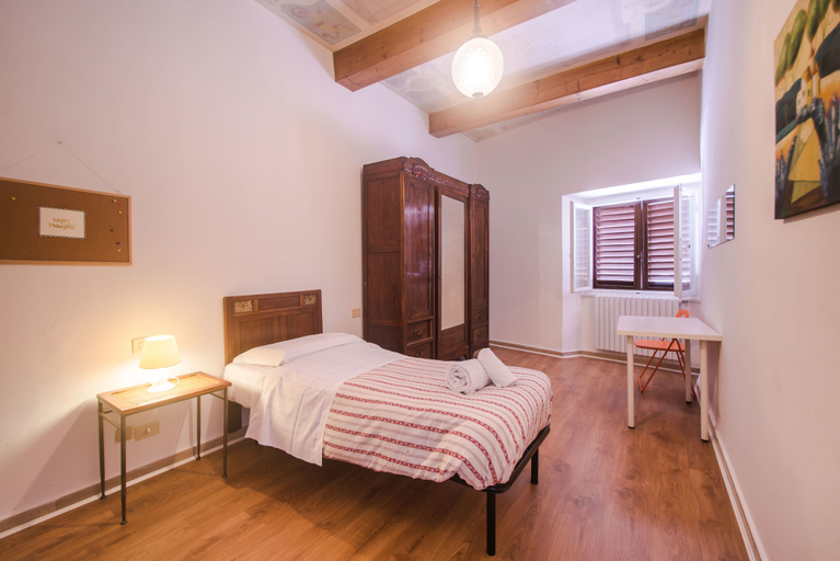 Bedroom 4, Lovely 4BD Apt 3min Walk to Ponte Vecchio, Florence