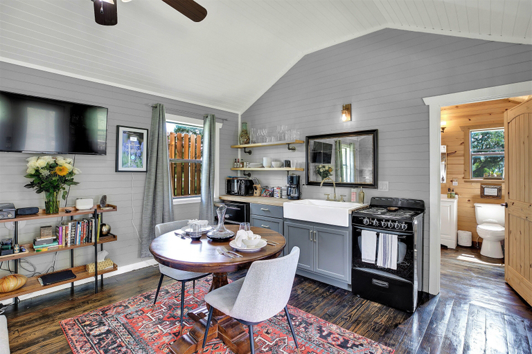 Primary image, Luxurious & Intimate Cottage in Fred Wine Country!, Gillespie