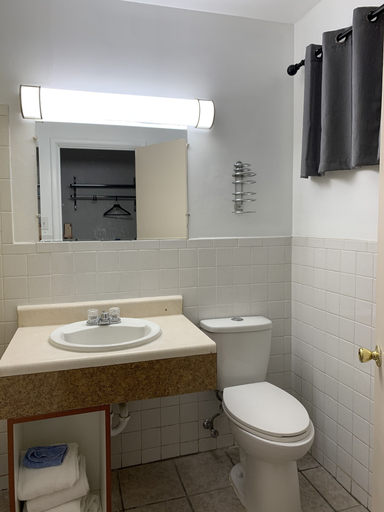Bathroom 4, Ratons Peak Inn, Colfax