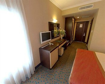 Others 3, Mom Hotel, Bornova