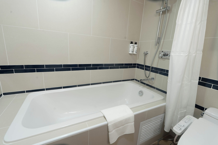 Bathroom 5, The Cruise Hotel, Pattaya
