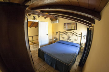 Others 3, Residence dei Baroni, Syracuse