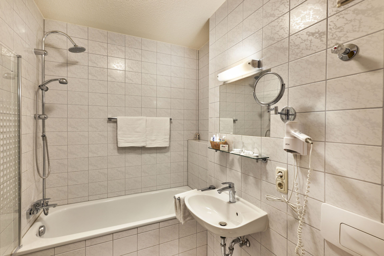 Bathroom 5, Landhotel Donaublick, Passau