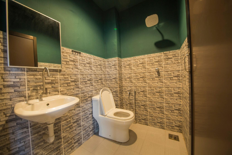 Bathroom 4, Room V @ Jalan Jenang, Batu Pahat