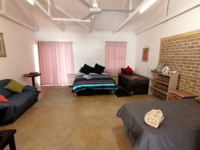 Bedroom 2, Klein Parys, Fezile Dabi