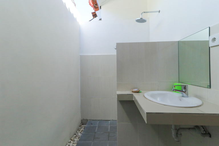 Bathroom 3, Pererenan Nengah Guesthouse, Badung