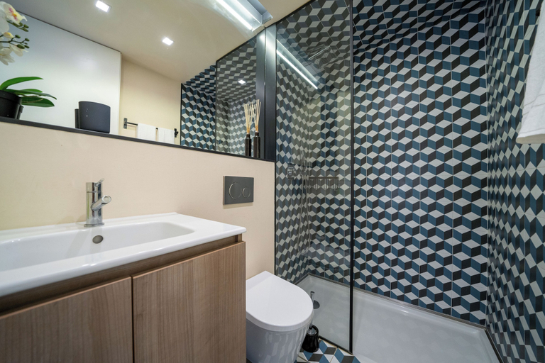 Bathroom, Mercadores Apartment by Amber Star Rent, Porto