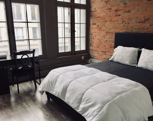 Others 3, LE 402 - Hostel, Montréal