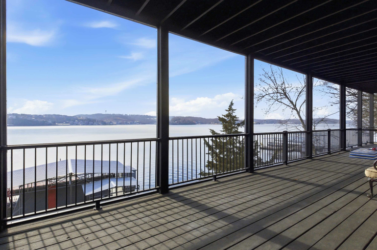 Terrace/patio 5, Beautiful Waterfront Lake Home With Private Dock, Miller