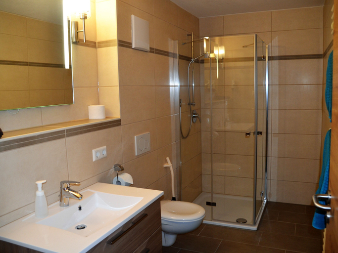 Bathroom 5, Landhotel Zum Adler, Dillingen an der Donau