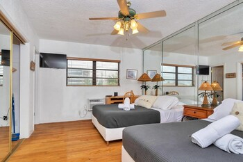 Others 3, Lovely Apt, Hollywood Beach, 1/2 Block From Ocean!, Broward