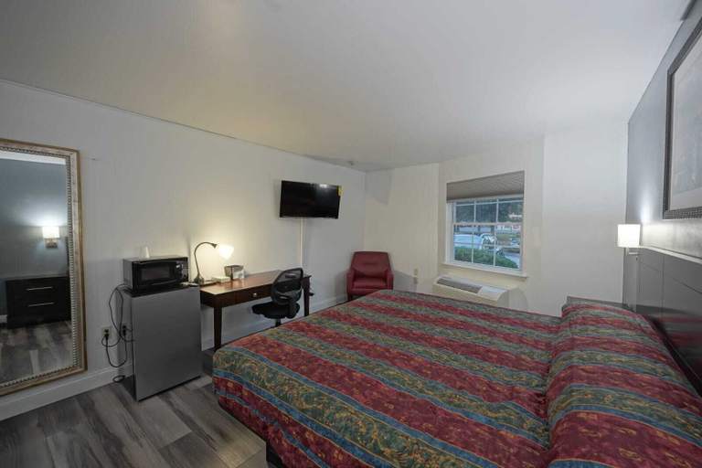 Bedroom 2, Greenwoods Inn & Suites, Camden