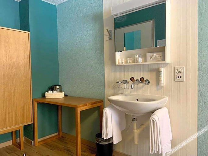 Bathroom 4, 5th Floor Basic Rooms - shared bathrooms, Interlaken