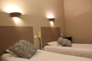 Bedroom 2, Hôtel Les Glycines, Gard