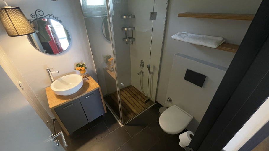 Bathroom 5, Pia Mare Hotel, Merkez