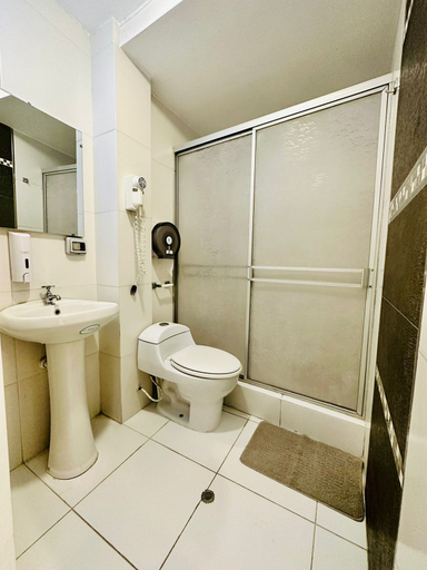 Bathroom 4, Hotel Le Prince, Arica