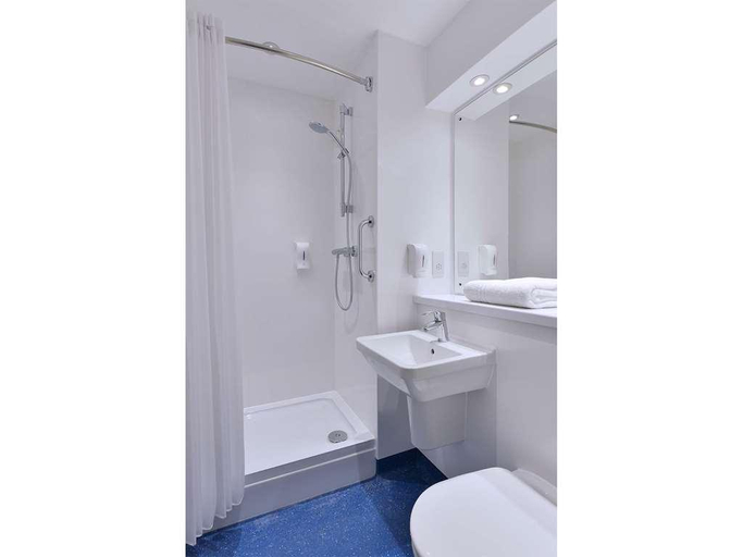 Bathroom 4, Travelodge Wakefield Woolley Edge M1 Northbound, Wakefield