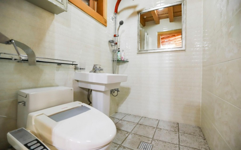 Bathroom 5, Damyang Jayeon Nadri Pension, Jangseong