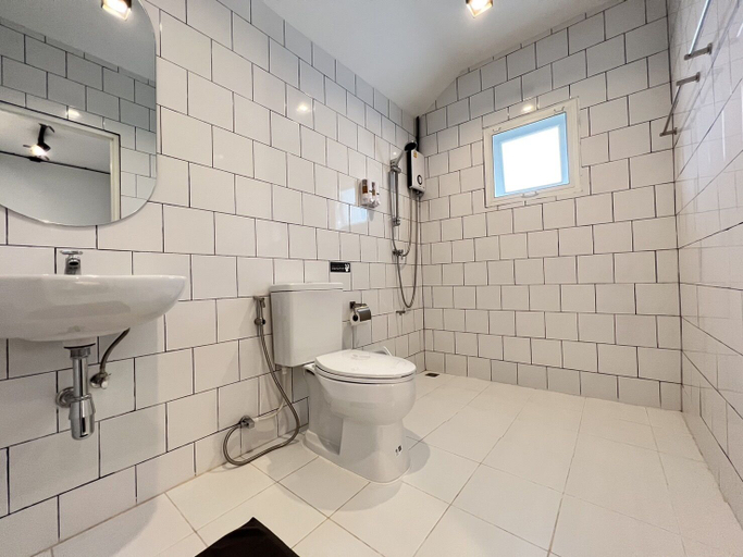 Bathroom 4, MINI-ME HUBS - Charm Suites in Old City, Muang Chiang Mai