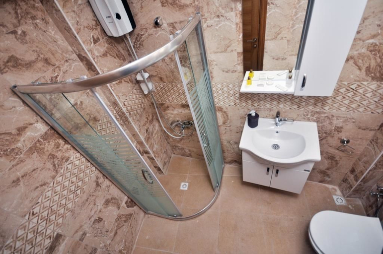 Bathroom 5, Blue Suit, Bakırköy
