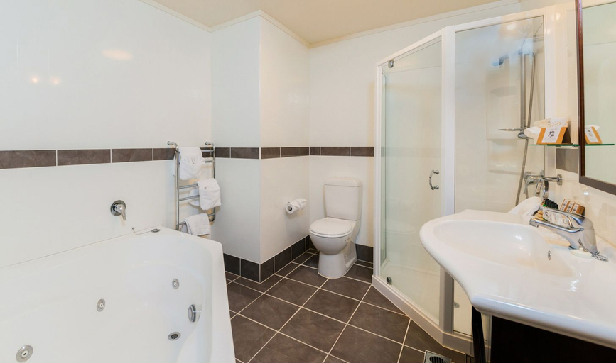 Bathroom 2, Chateau Tongariro, Ruapehu