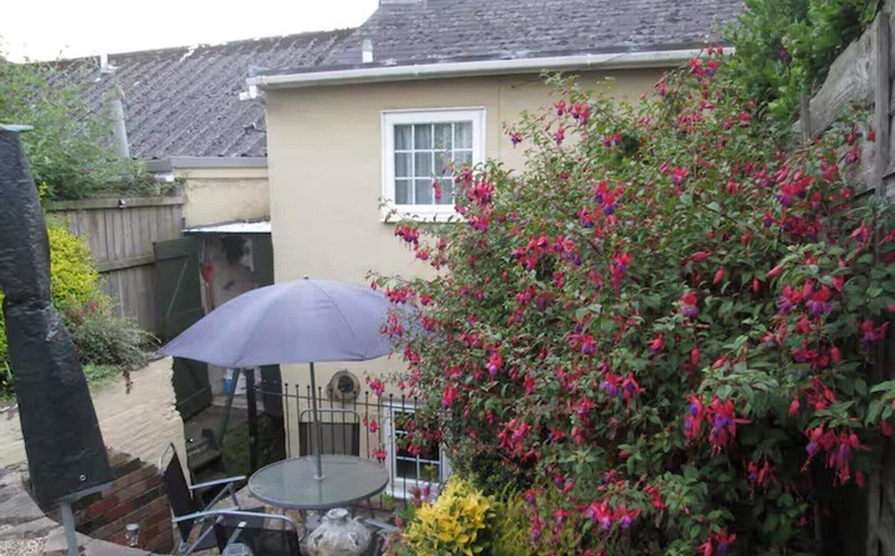 Outdoor dining 5, Bumble Cottage - Parking - Pet - Garden - Sleeps 4, Devon