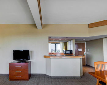 Others 5, Deluxe Inn, Collin
