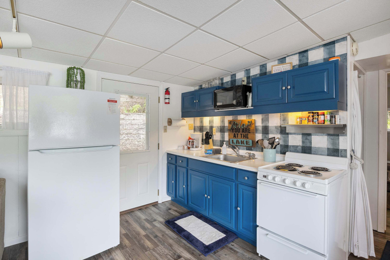 Private kitchen 4, Cozy Lake House With Dock, Camden