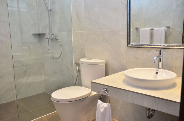 Bathroom 3, ラディアンス ヒル ビュー 10BR ヴィラ ウィズ ア プライベート ヒーテッド スイミング プール, Bandung