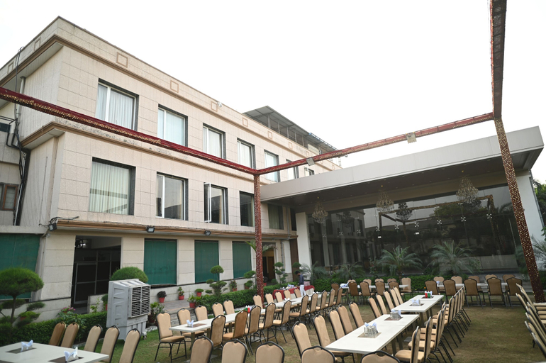 Outdoor dining, Sanzha Chulha Hotel, Varanasi