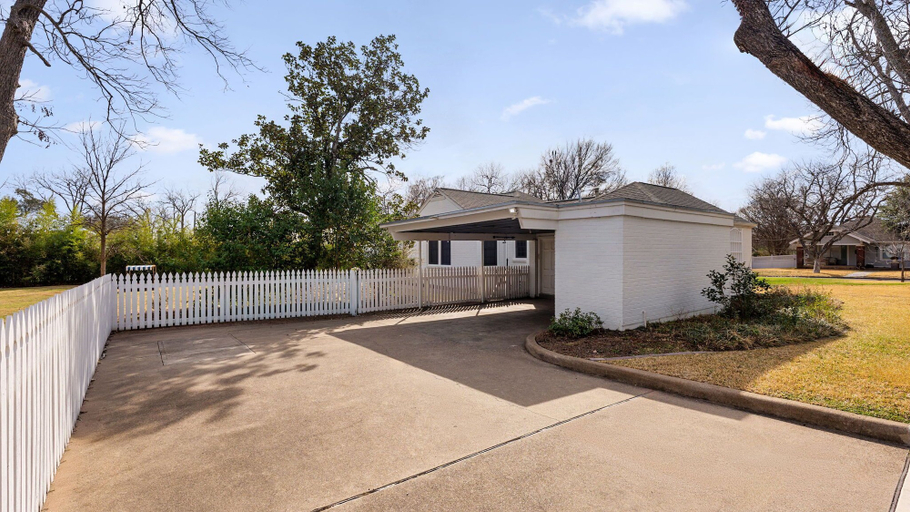 Property grounds 5, Olive St, Williamson