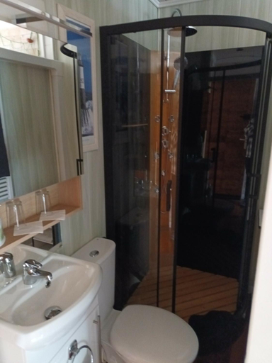 Bathroom 2, LA MAISON DES HIPPOCAMPES, Gironde