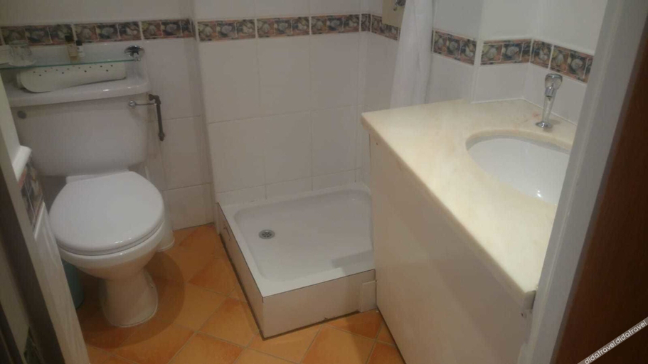 Bathroom 3, The Leeson Lodge, Dublin