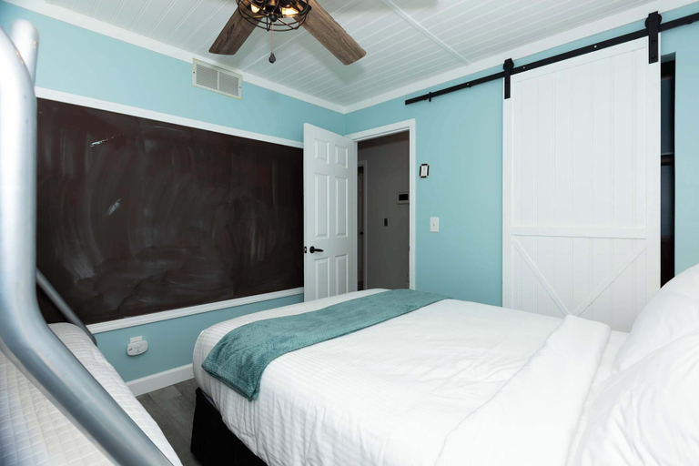 Room 4, Blue Haven Lakefront Bungalow, Camden