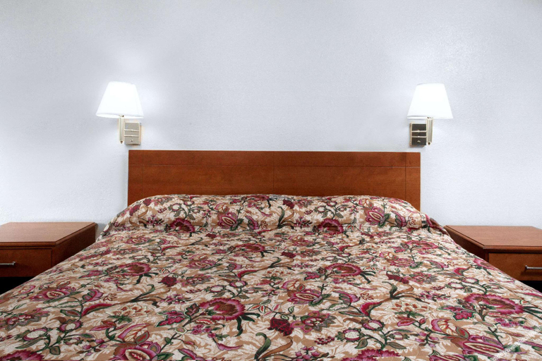 Bedroom 4, Knights Inn Pittston, Luzerne