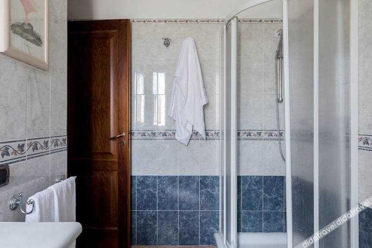 Bathroom 2, Crosti Apartments, Rome