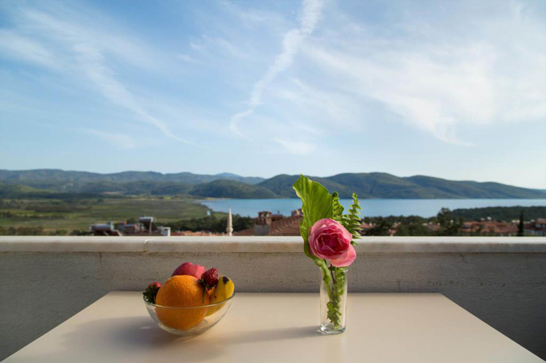 Food & Drinks, Portofino Apartments, Ula