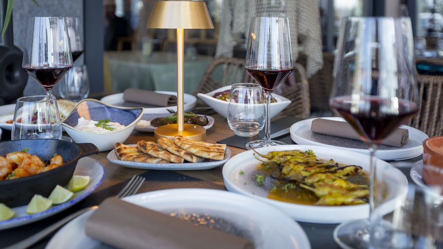 Food & Drinks 5, Delphi Hotel & Restaurant, Harburg