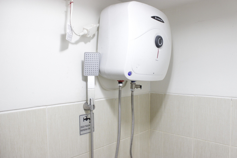 Bathroom 4, Cozy Studio Apartment at Oxford Jatinangor near UNPAD, Sumedang